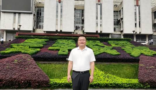 放大图片人物并保留背景(1)